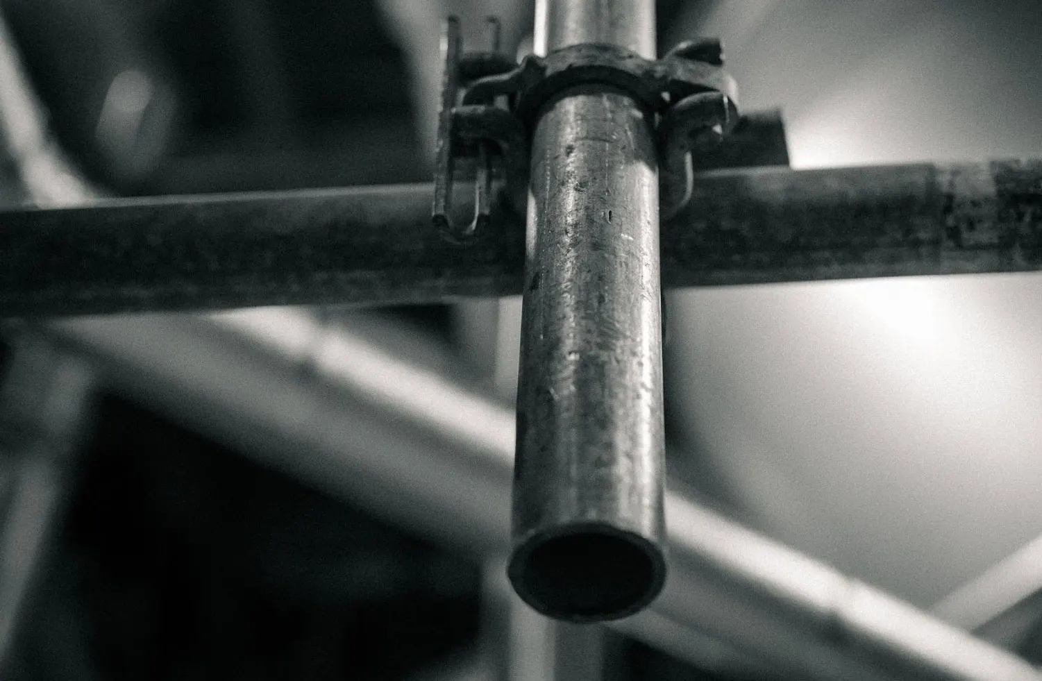 Close-up of scaffold piping and clamps used by OC Elite Scaffolding on structural installations