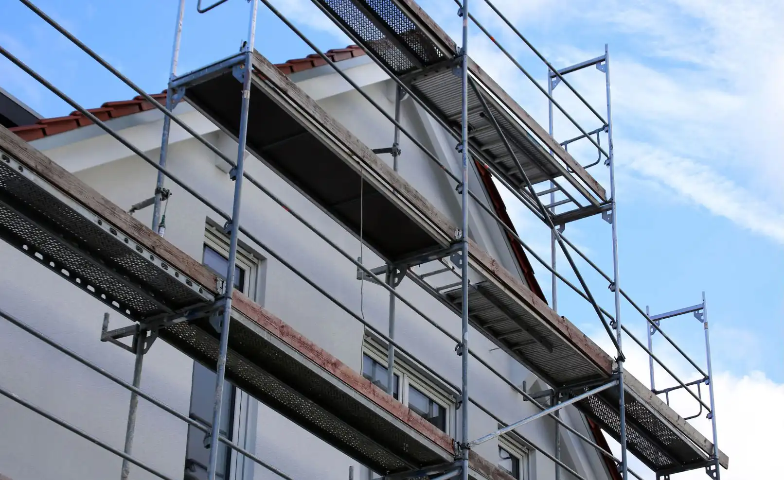 Facade scaffolding installed by OC Elite Scaffolding for siding and exterior restoration work